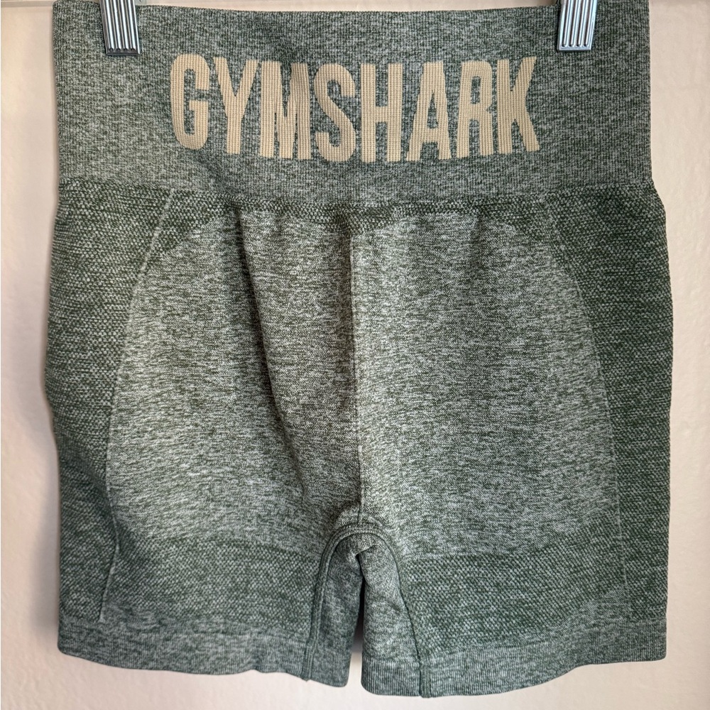 Gymshark Women's FLEX SHORTS - Force Green/Vanilla Beige